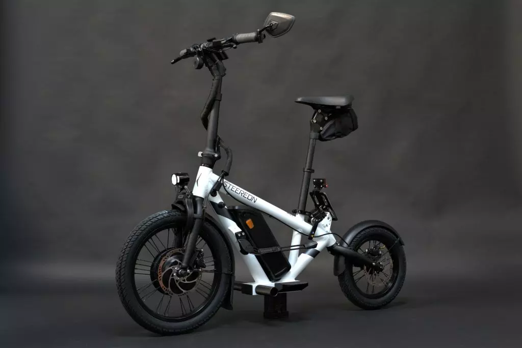 Ein E-Roller mit großen Rädern für Erwachsene