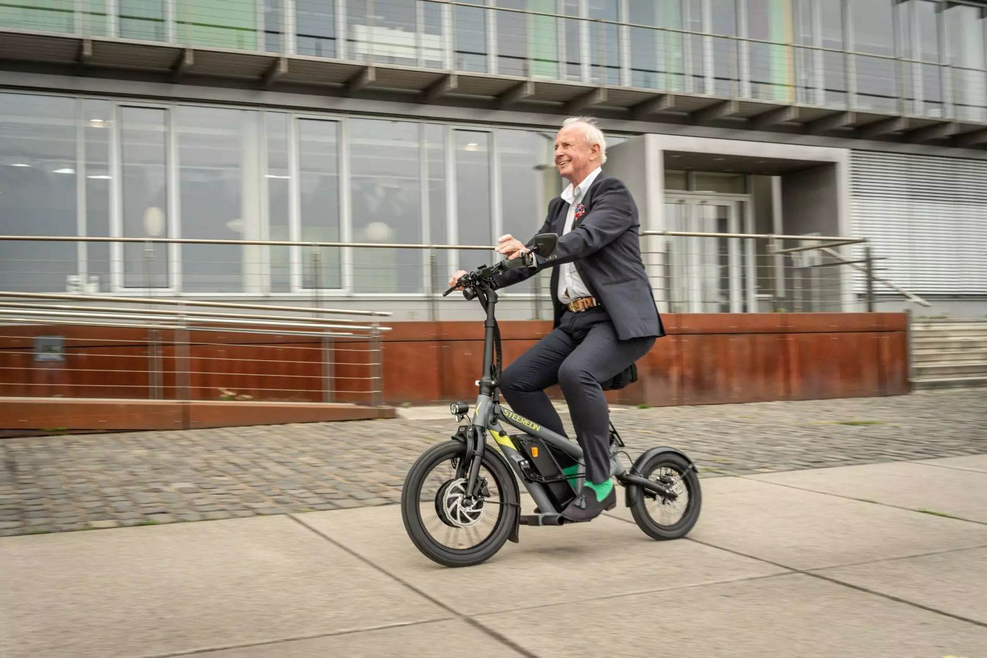 Alter Mensch auf einem E-Scooter