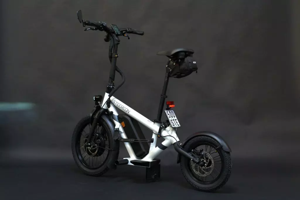 Ein E-Scooter oder E-Roller mit Sitz aus Deutschland
