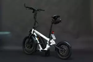 Ein E-Scooter oder E-Roller mit Sitz aus Deutschland