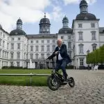 Der E-Scooter hat eine Gesamtgewicht von 150 kg.