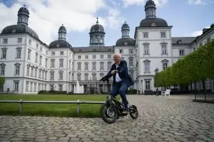 Der E-Scooter hat eine Gesamtgewicht von 150 kg.