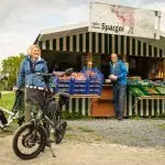 STEEREON - E-Scooter mit Sitz beim Shopping