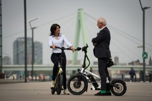 Ein E-Roller / E-Scooter mit großen Rädern und Straßenzulassung.