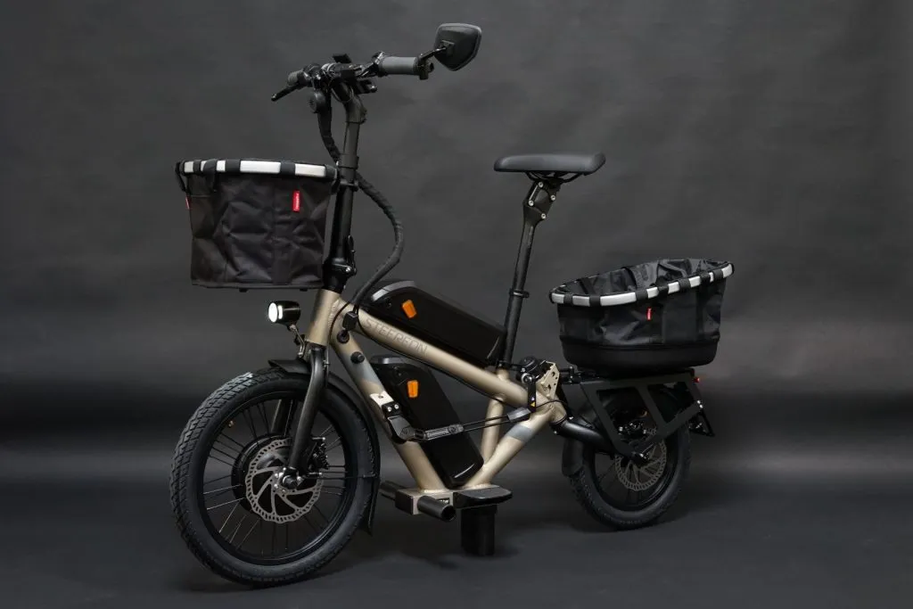 E-Scooter mit Korb am Gepäckträger und Lenker