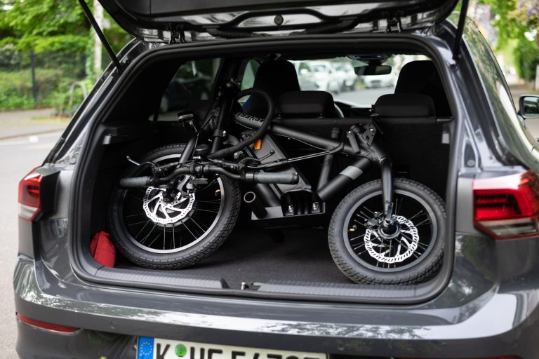 Scooter mit großen Rädern im Kofferraum
