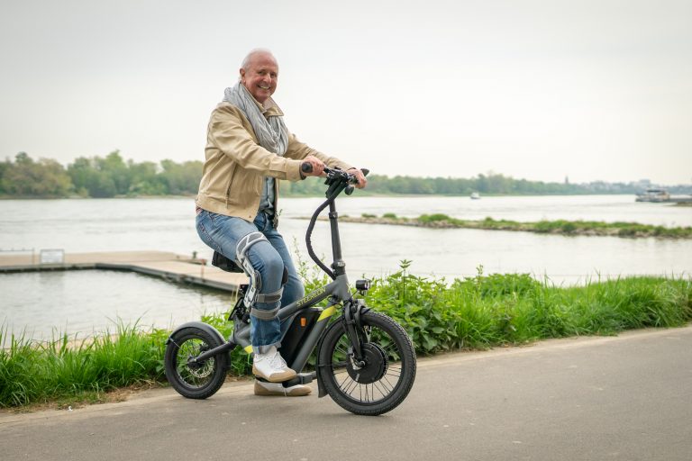 Älterer Mensch auf E-Bike ohne Pedale