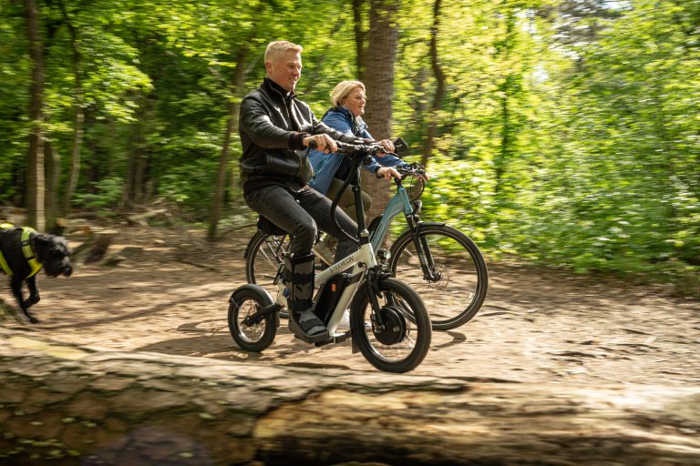 E-Scooter mit großen Rädern bei Fahrradtour