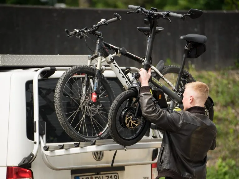 E Scooter auf Fahrradträger