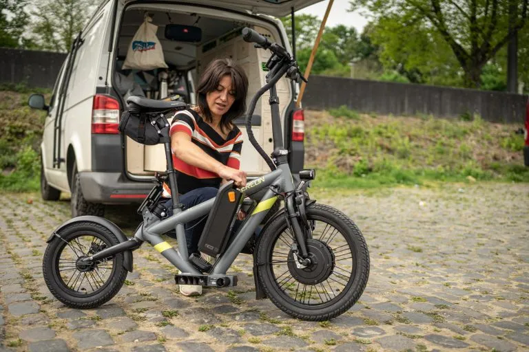 E Bike ohne Pedale vor Wohnmobil