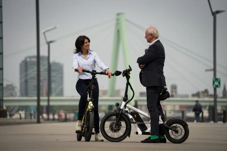 E-Scooter-mit-Sitz-der-auch-fuer-aeltere-Menschen-geeignet-ist-STEEEREON-768x512