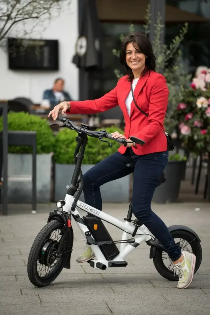 Frau fühlt sich sicher auf E-Scooter