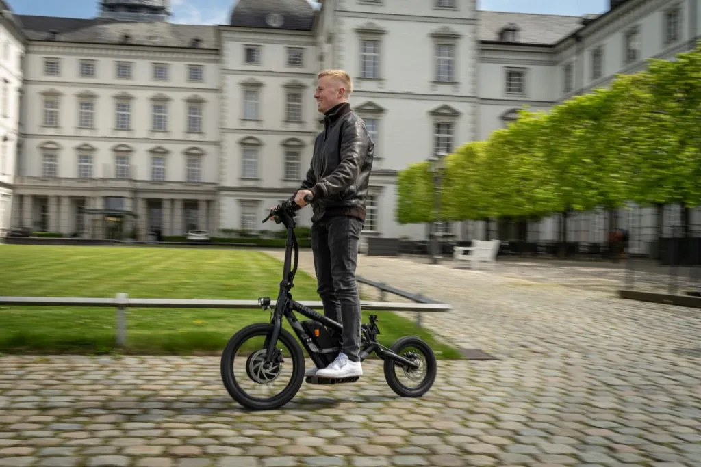 E Scooter auf Kopfsteinpflaster - STEEREON C20