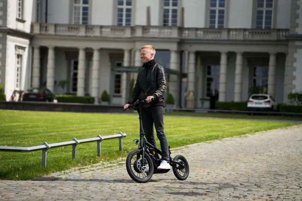 E Scooter im Stehen - STEEREON C20